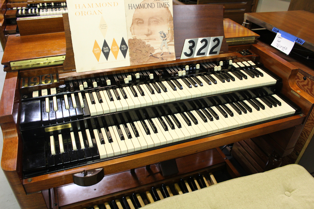 322 is a 1961/62 Hammond B-3 for sale, that is in a walnut finish that had only one previous owner and is in mint condition.