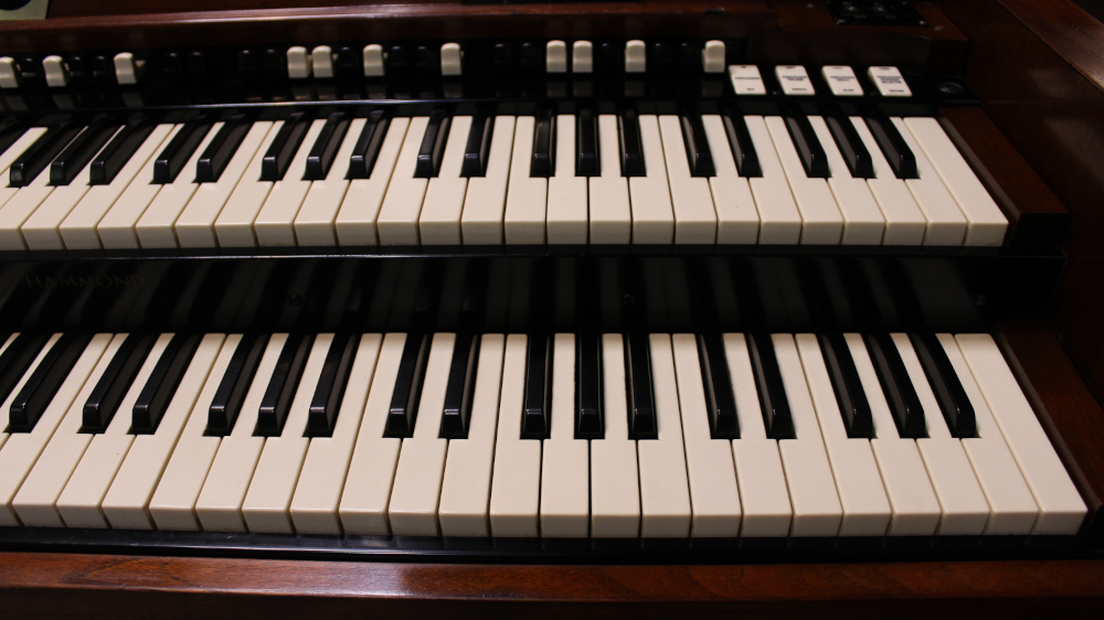 295 is a 1961 Hammond C3 in a Mahogany  finish. Serial #84427