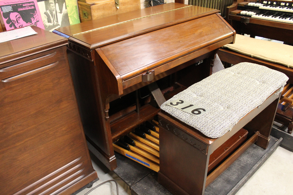 316 is a 1955 Hammond C3 in a walnut finish. Serial #56859