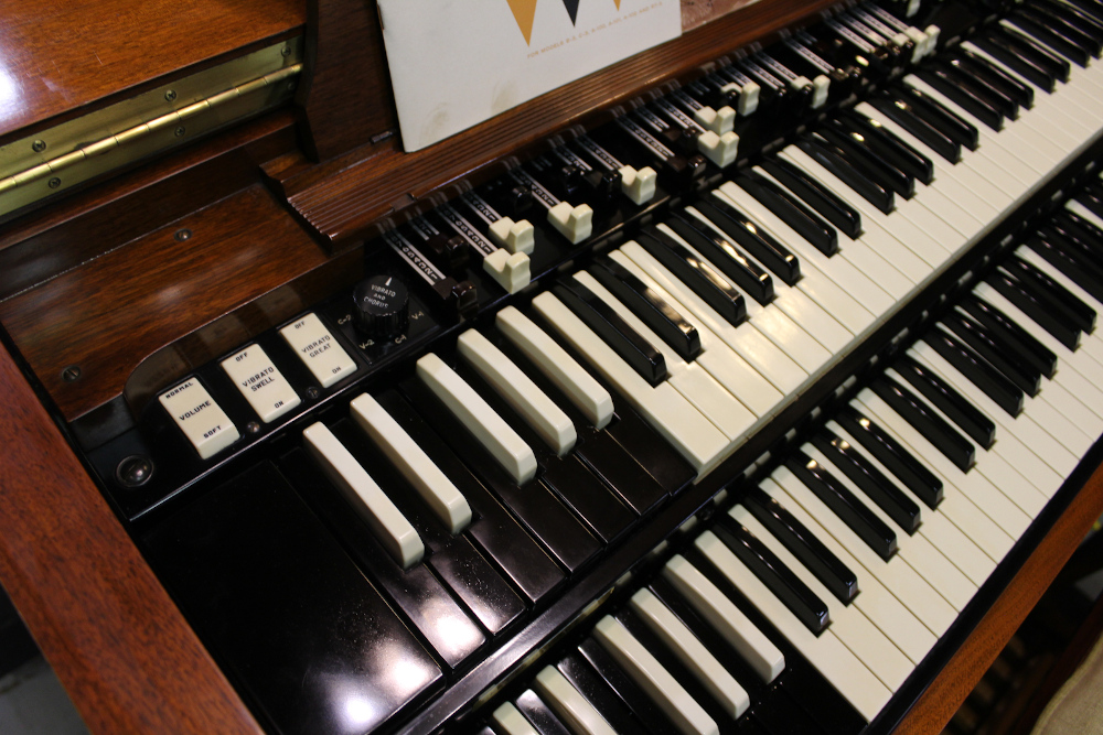 322 is a 1961/62 Hammond B-3 in a walnut finish that had only one previous owner and is in mint condition. Serial #86230