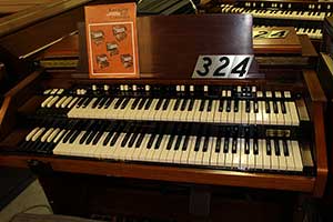 324 - Hammond C3 Organ