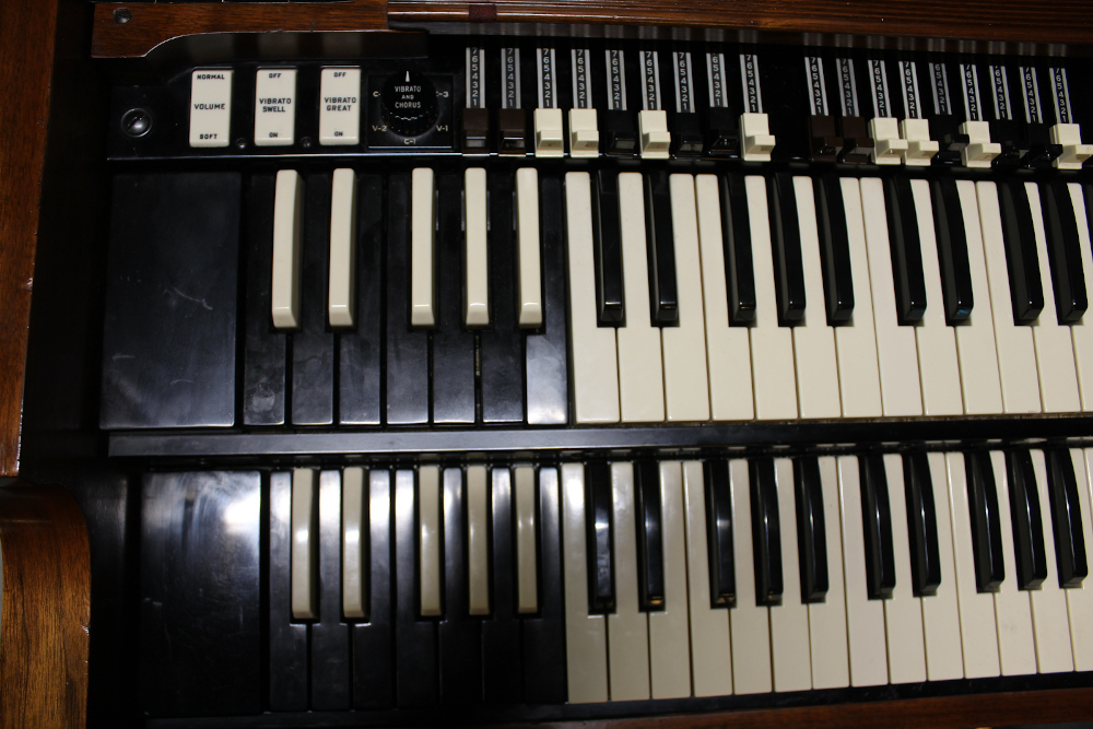 369 is a 1968 Hammond B3 with some scratches on the surface. Serial #101126
