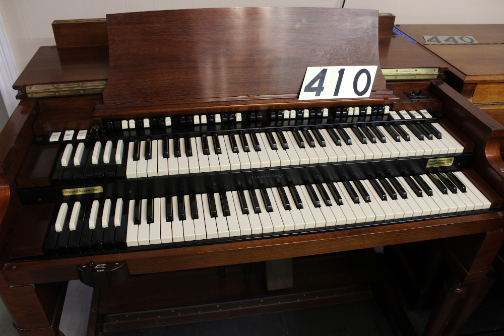 410 is a 1959 Hammond B-3 in a walnut finish. Serial #80601