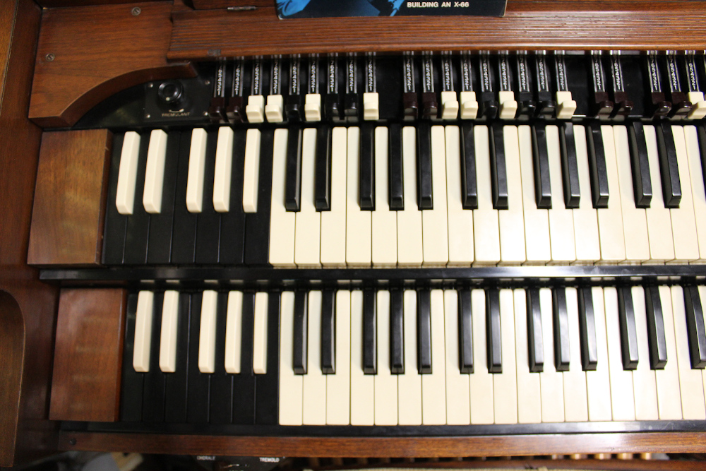 418 is a 1936 Hammond BC from the family of the original owner! Excellent condition! With a new solid-state pre-amp, 2 tone generators & new power amp in the Leslie 122!