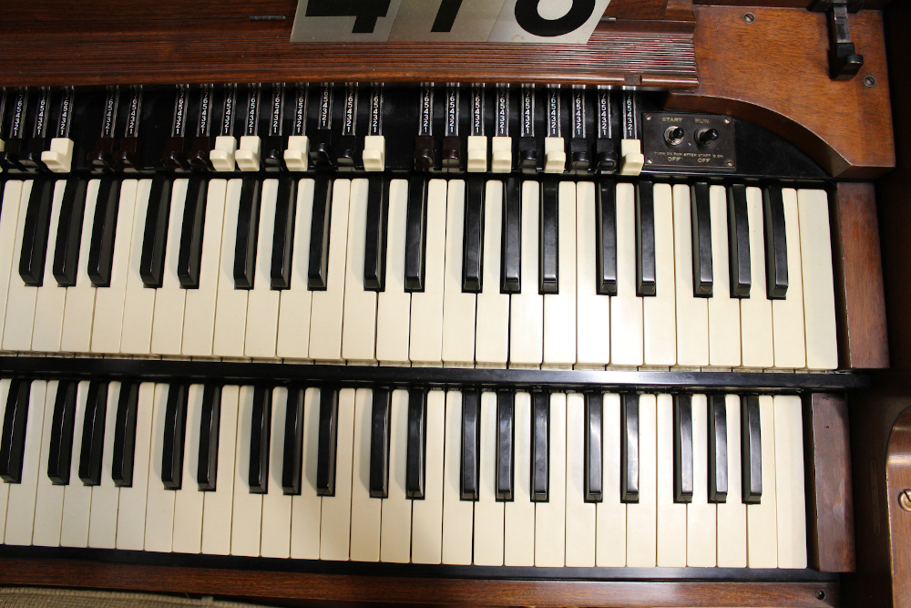 418 is a 1936 Hammond BC from the family of the original owner! Excellent condition! With a new solid-state pre-amp, 2 tone generators & new power amp in the Leslie 122!
