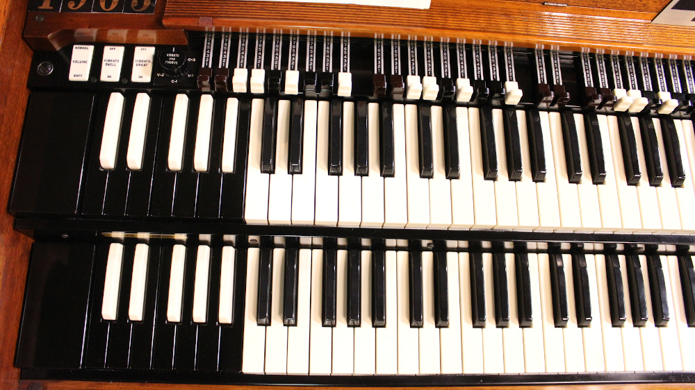 440 is a 1965 Hammond B-3 with some minor sun fading. Serial #94745