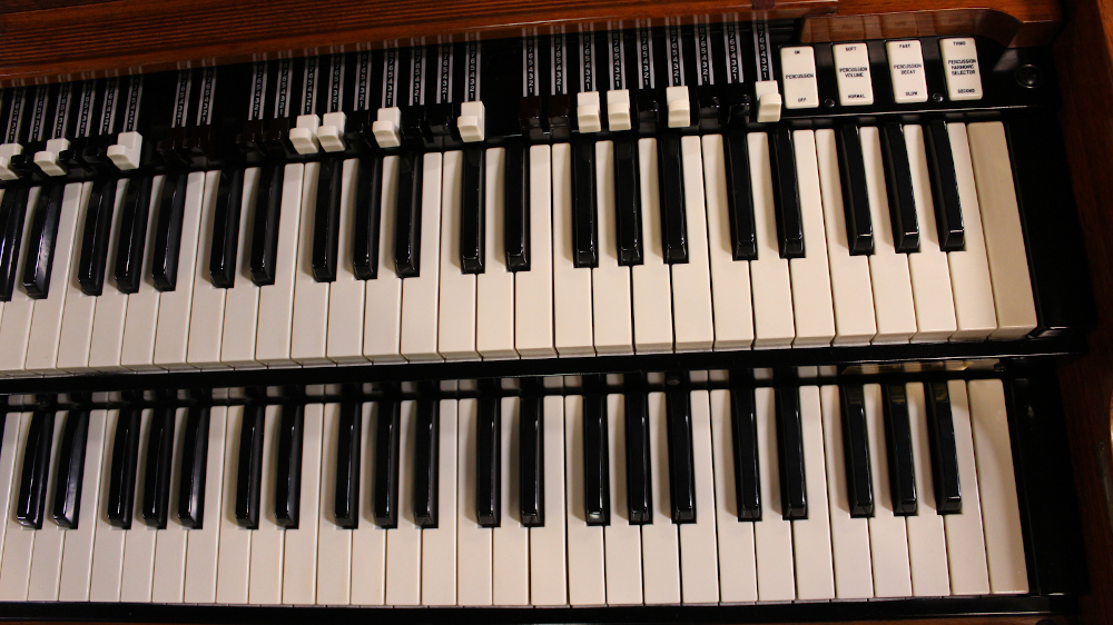 440 is a 1965 Hammond B-3 with some minor sun fading. Serial #94745