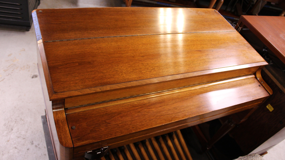 440 is a 1965 Hammond B-3 with some minor sun fading. Serial #94745