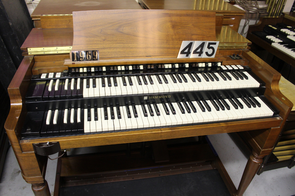 #445 is a 1969 Hammond B3 with two 122 Leslies (with consecutive serial numbers) - Serial #100928