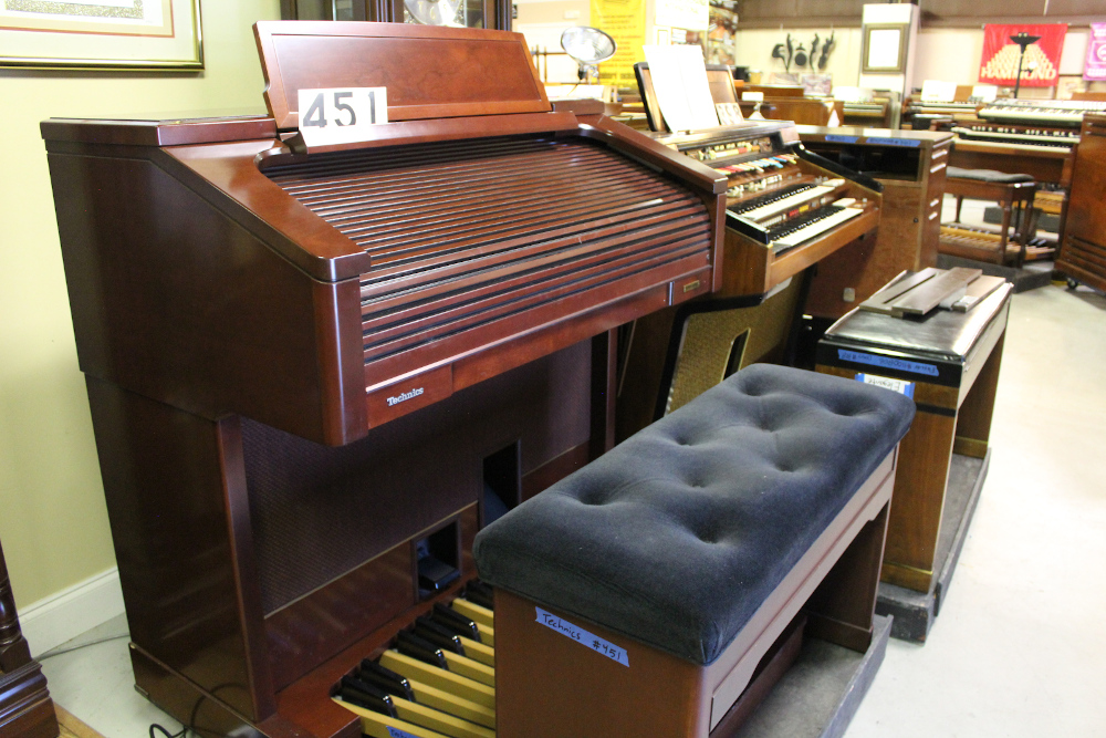 #451 is a Technics organ model SX-F100 in an excellent cherry finish and was the top-of-the-line model from the Technics factory