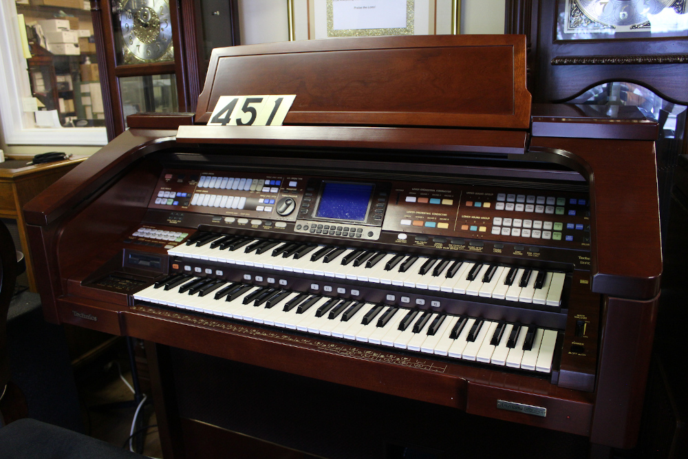 #470 is a 1968 walnut B3 in mint condition! From the home of the original family! Serial #98465 