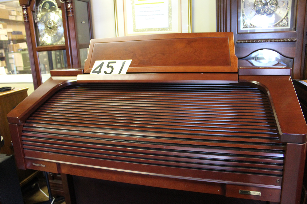 #470 is a 1968 walnut B3 in mint condition! From the home of the original family! Serial #98465 