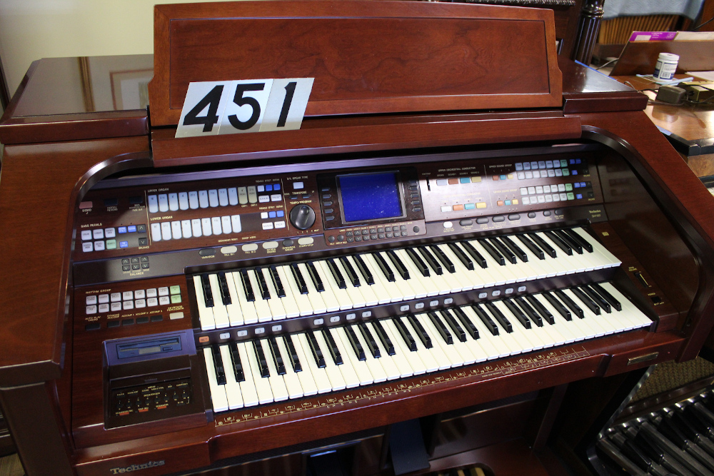#451 is a Technics organ model SX-F100 in an excellent cherry finish and was the top-of-the-line model from the Technics factory