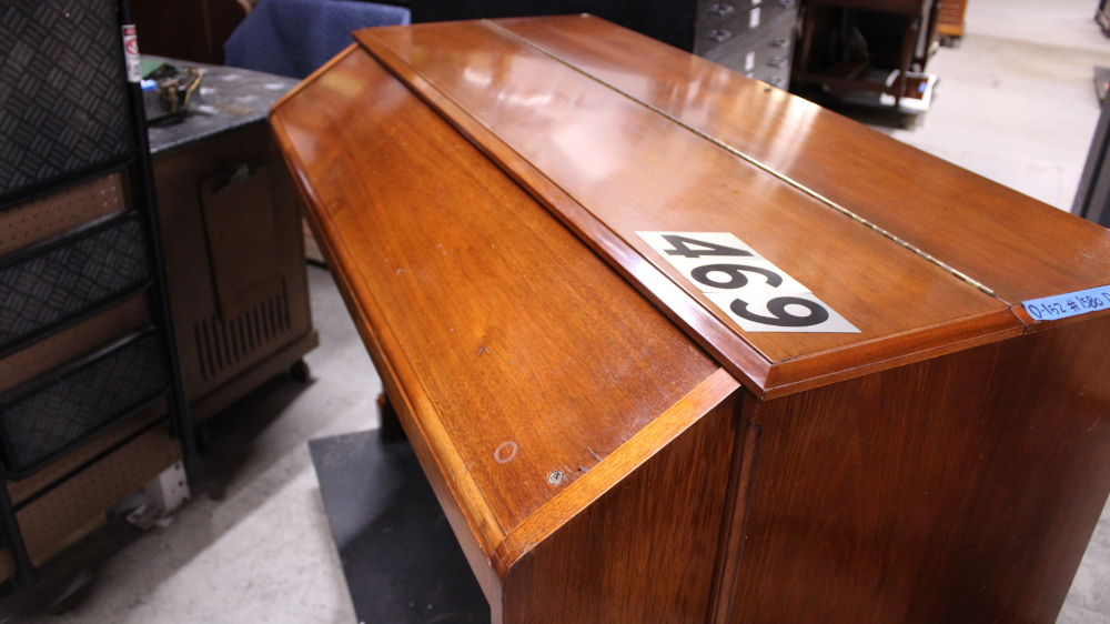 #469 is a Hammond D152 in a Mahogany finish. Serial #1580