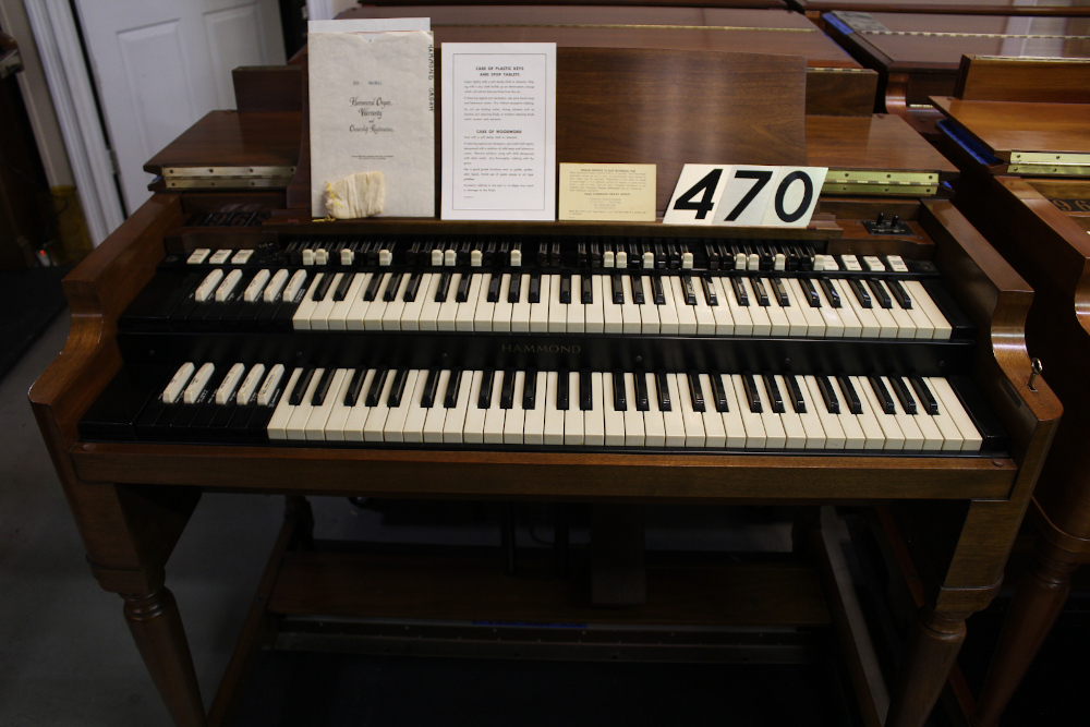#470 is a 1968 walnut B3 in mint condition! From the home of the original family! Serial #98465 