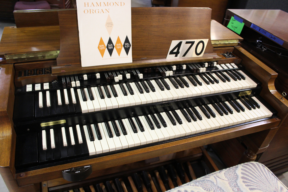 #470 is a 1968 walnut B3 in mint condition! From the home of the original family! Serial #98465 