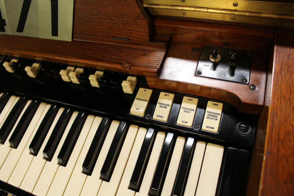 471 is a 1962 Hammond B-3 in a walnut finish.
