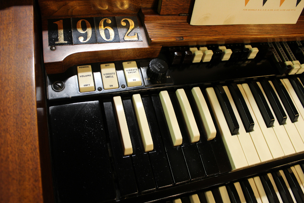 471 is a 1962 Hammond B-3 in a walnut finish.