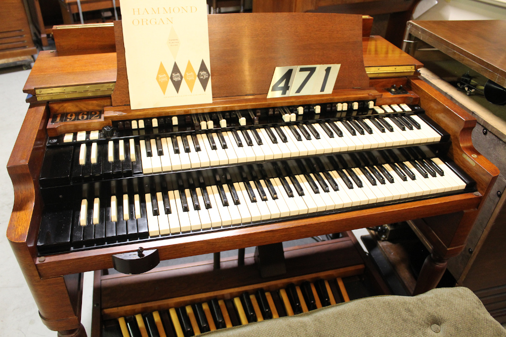 #471 is a 1962 Hammond B-3 in a walnut finish. Serial #87586