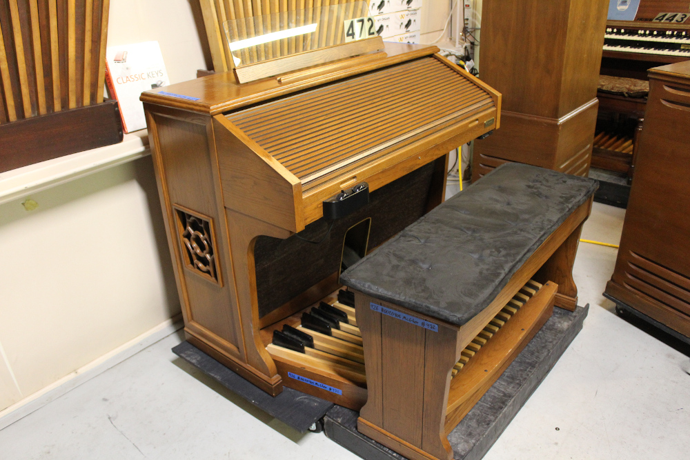 472 is a Hammond 926 in an oak finish from the mid-1990’s. Equipped with MIDI features & can be played through internal speakers! Serial # 260405