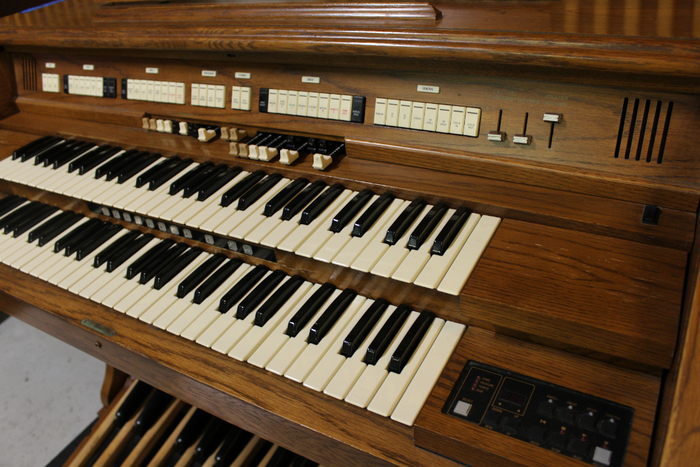 472 is a Hammond 926 in an oak finish from the mid-1990’s. Equipped with MIDI features & can be played through internal speakers! Serial # 260405