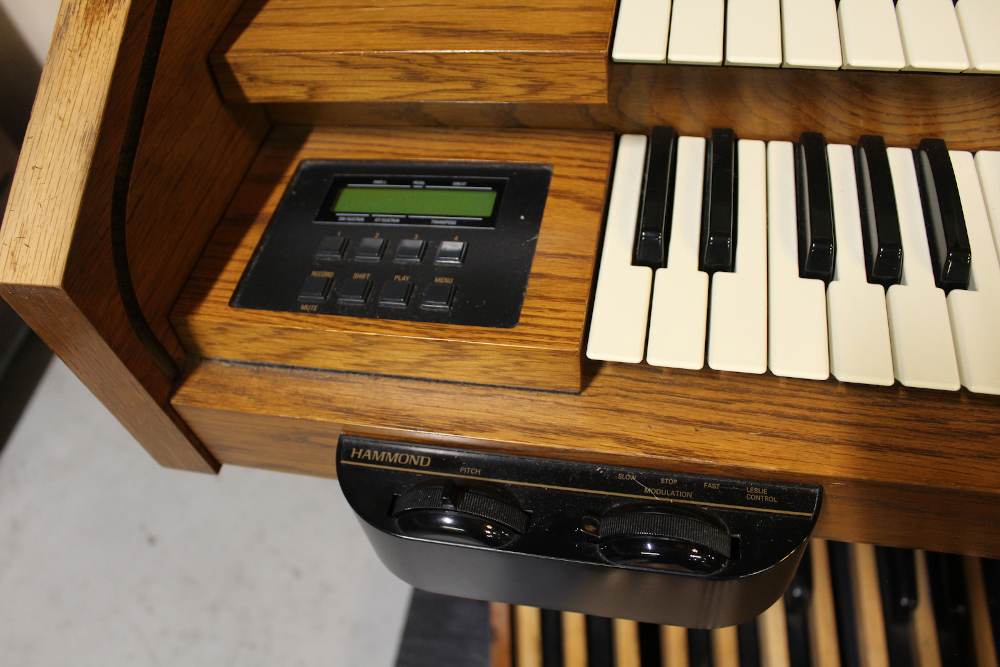 472 is a Hammond 926 in an oak finish from the mid-1990’s. Equipped with MIDI features & can be played through internal speakers! Serial # 260405