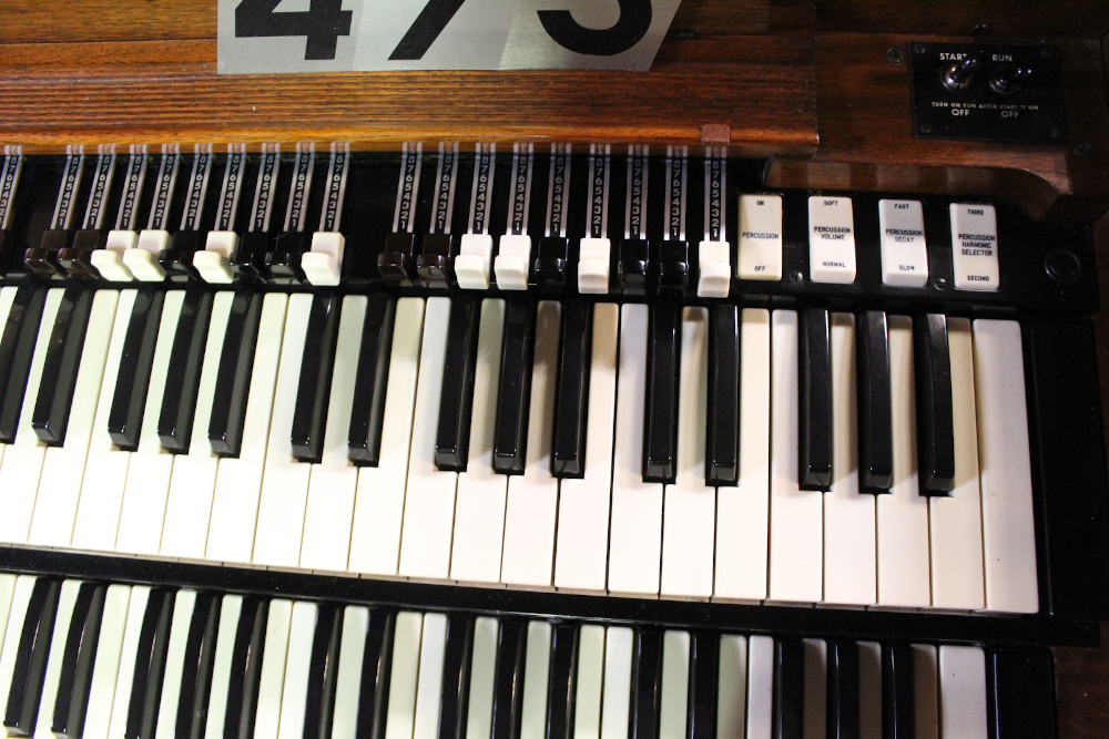 473 is a 1963 Hammond C3 in a walnut finish.
