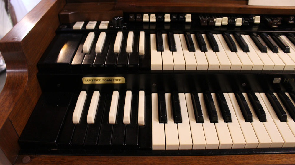 476 is a Hammond B3 in a Walnut finish.  Serial #66809