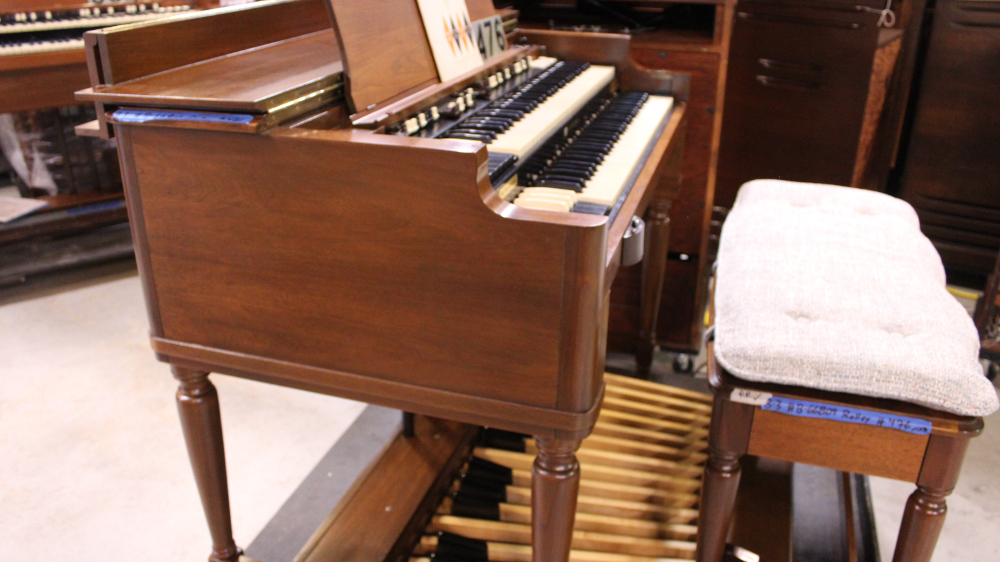 476 is a Hammond B3 in a Walnut finish.  Serial #66809