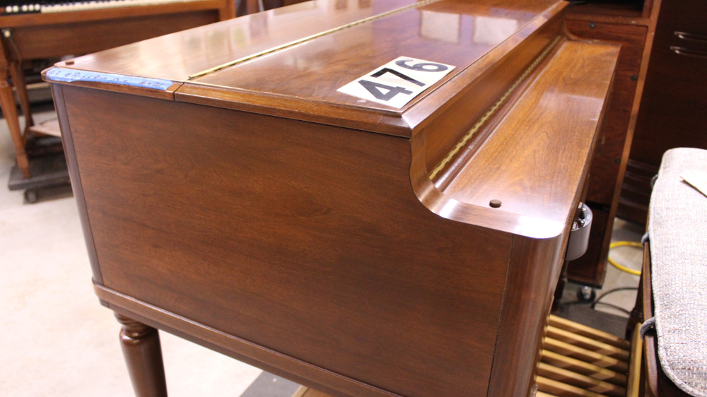 476 is a Hammond B3 in a Walnut finish.  Serial #66809