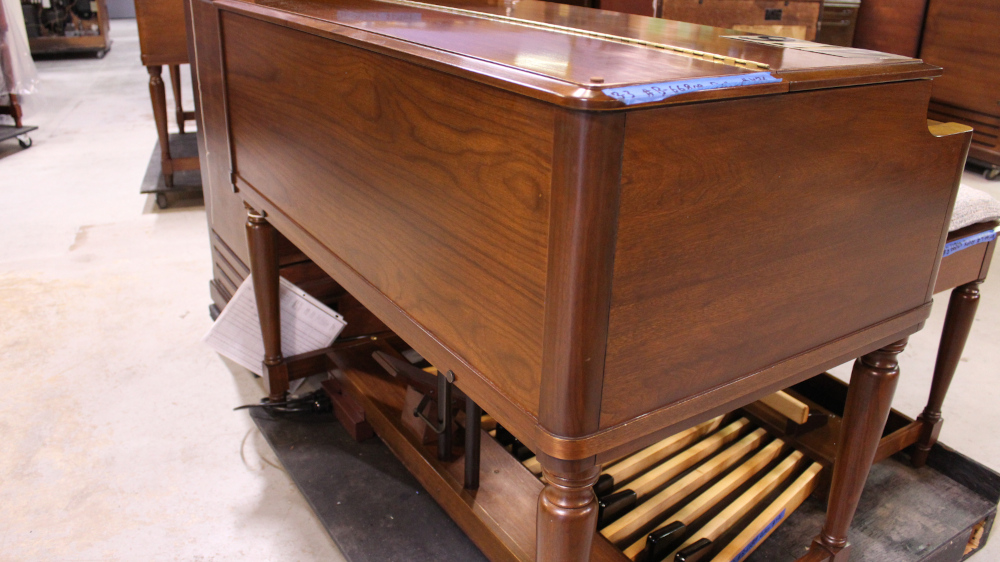 476 is a Hammond B3 in a Walnut finish.  Serial #66809
