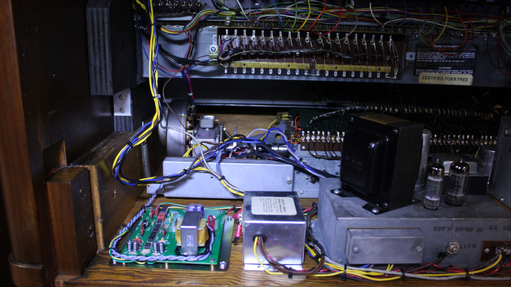 476 is a Hammond B3 in a Walnut finish.  Serial #66809