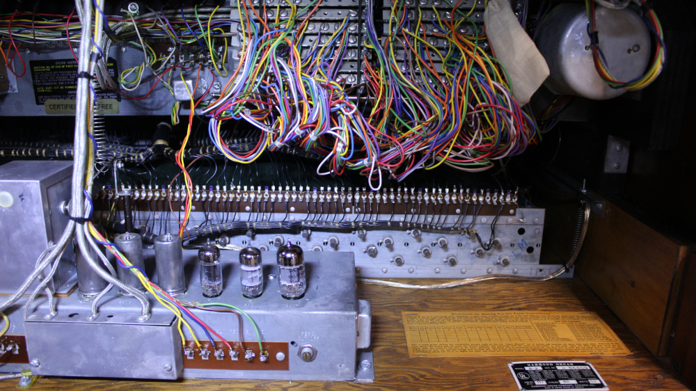 476 is a Hammond B3 in a Walnut finish.  Serial #66809