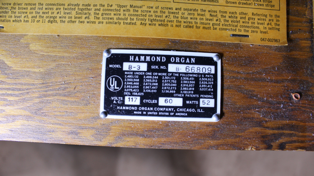 476 is a Hammond B3 in a Walnut finish.  Serial #66809