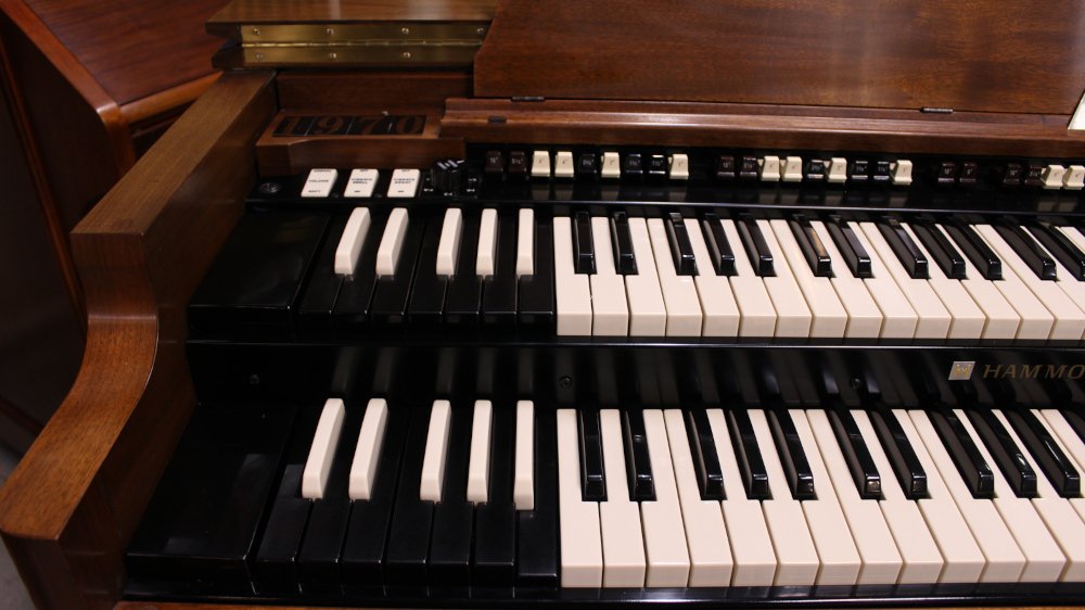 483 is a 1970 Hammond B3 in a Walnut finish.  Serial #B-90771