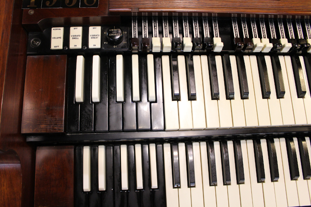 487 is a 1958 Hammond B3 in a dark walnut finish. Serial #71632