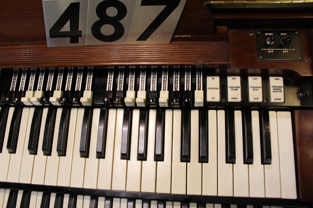 487 is a 1958 Hammond B-3 in a dark walnut finish. Serial #71632
