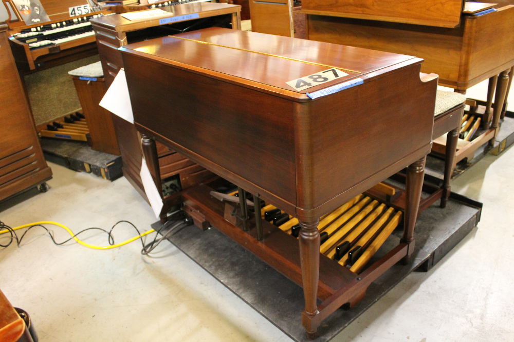 487 is a 1958 Hammond B3 in a dark walnut finish. Serial #71632