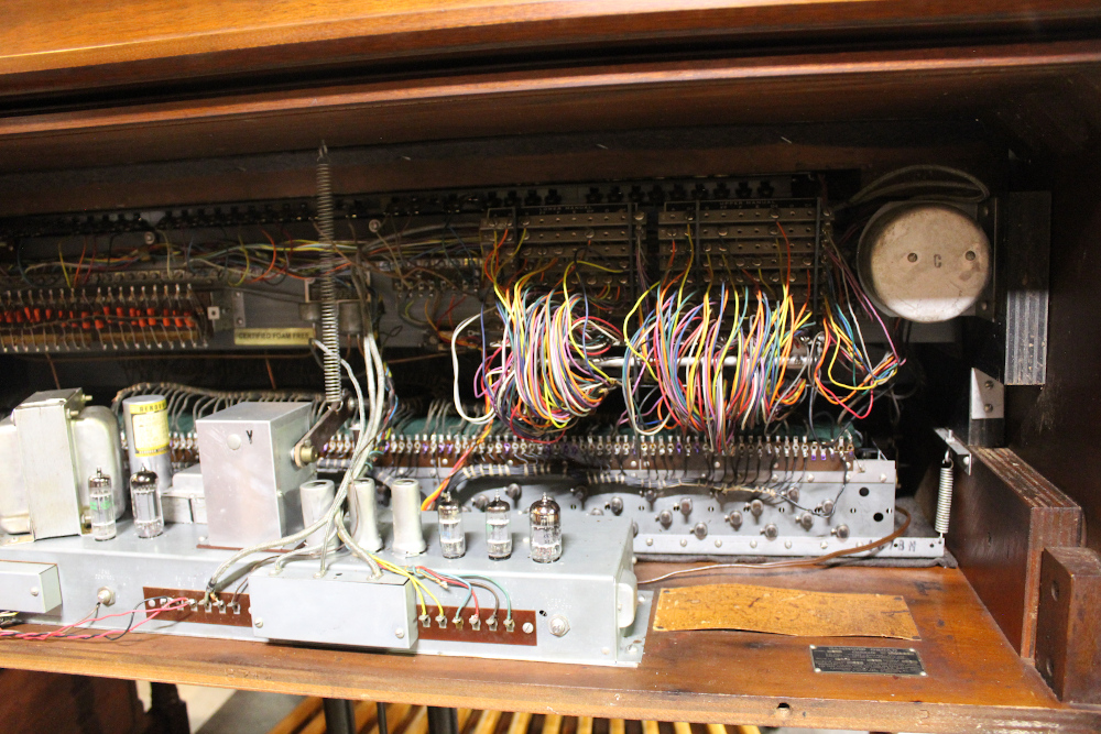 487 is a 1958 Hammond B3 in a dark walnut finish. Serial #71632