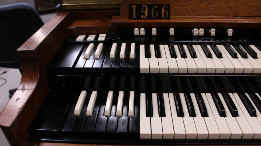 492 is a 1966 Hammond B-3 in a Walnut finish.  Serial #95876