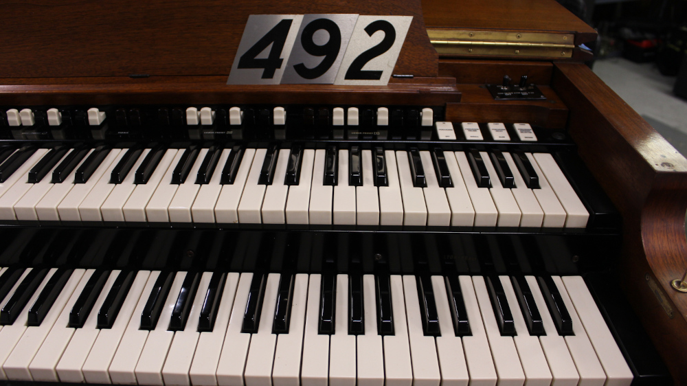 492 is a 1966 Hammond B3 in a Walnut finish.  Serial #95876