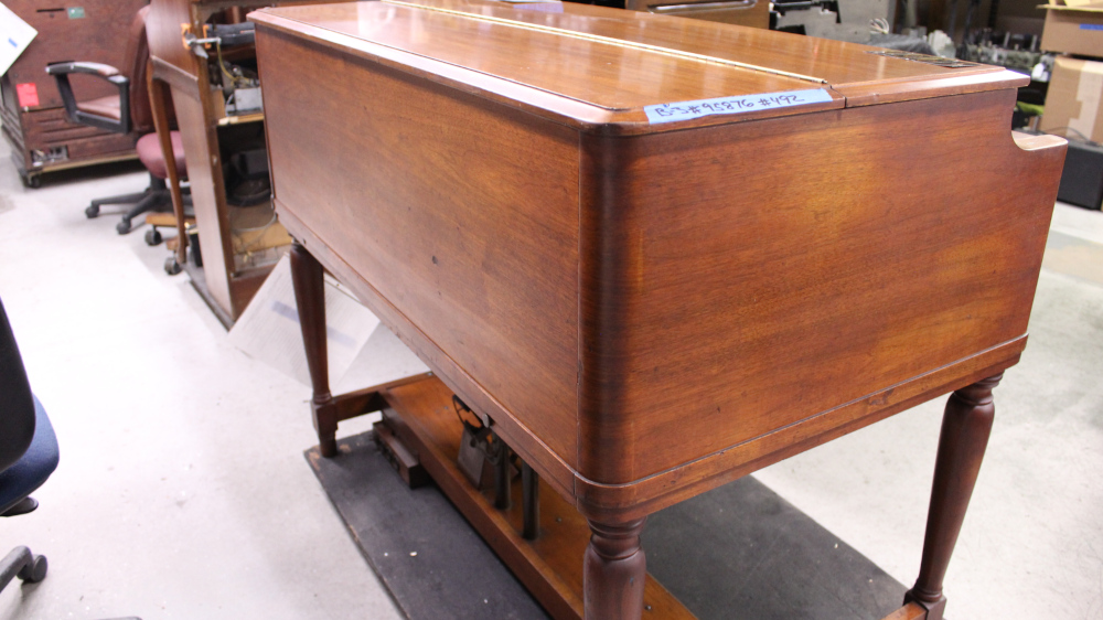 492 is a 1966 Hammond B3 in a Walnut finish.  Serial #95876