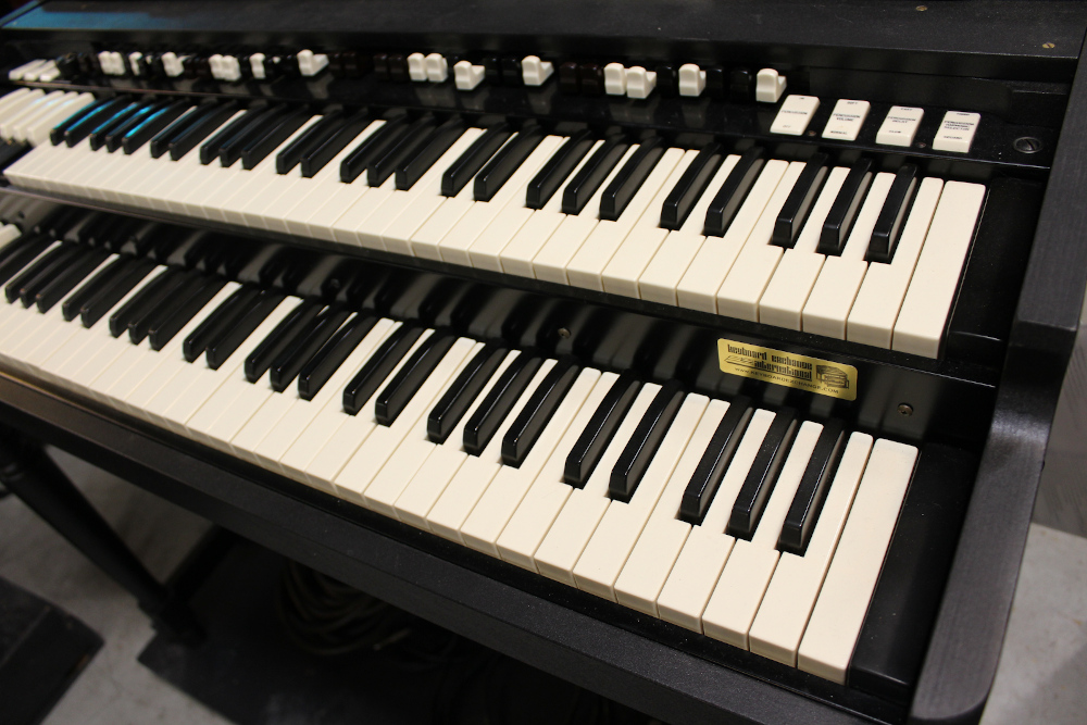 499 is a road warrior Hammond B-3 with no pedals. This specially designed case is easy for transportation as the legs can be removed. Additionally, the finish is incredibly durable and scratch resistant!