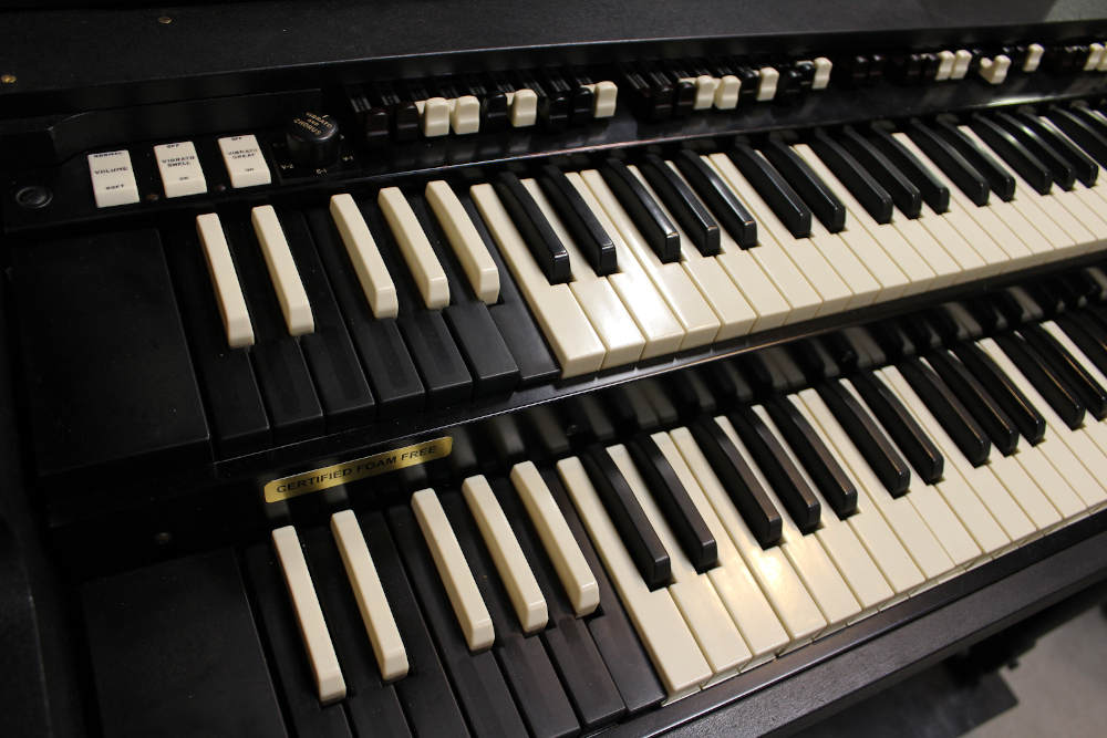 499 is a road warrior Hammond B-3 with no pedals. This specially designed case is easy for transportation as the legs can be removed. Additionally, the finish is incredibly durable and scratch resistant!