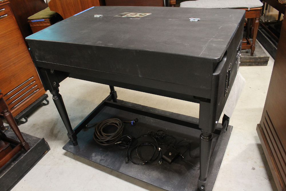 499 is a road warrior Hammond B-3 with no pedals. This specially designed case is easy for transportation as the legs can be removed. Additionally, the finish is incredibly durable and scratch resistant!