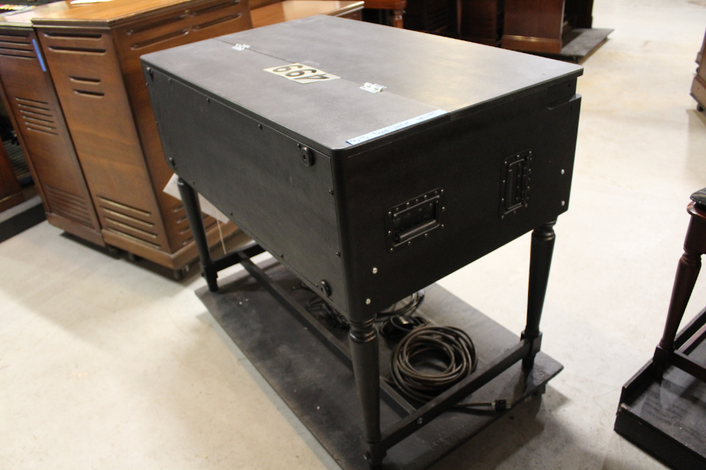 499 is a road warrior Hammond B-3 with no pedals. This specially designed case is easy for transportation as the legs can be removed. Additionally, the finish is incredibly durable and scratch resistant!