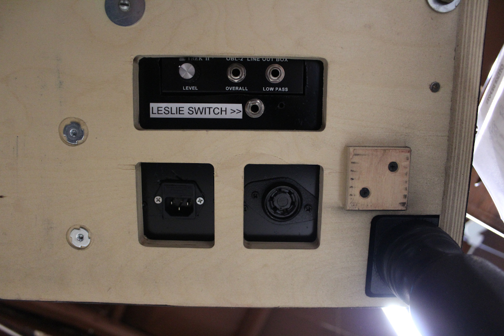 499 is a road warrior Hammond B-3 with no pedals. This specially designed case is easy for transportation as the legs can be removed. Additionally, the finish is incredibly durable and scratch resistant!