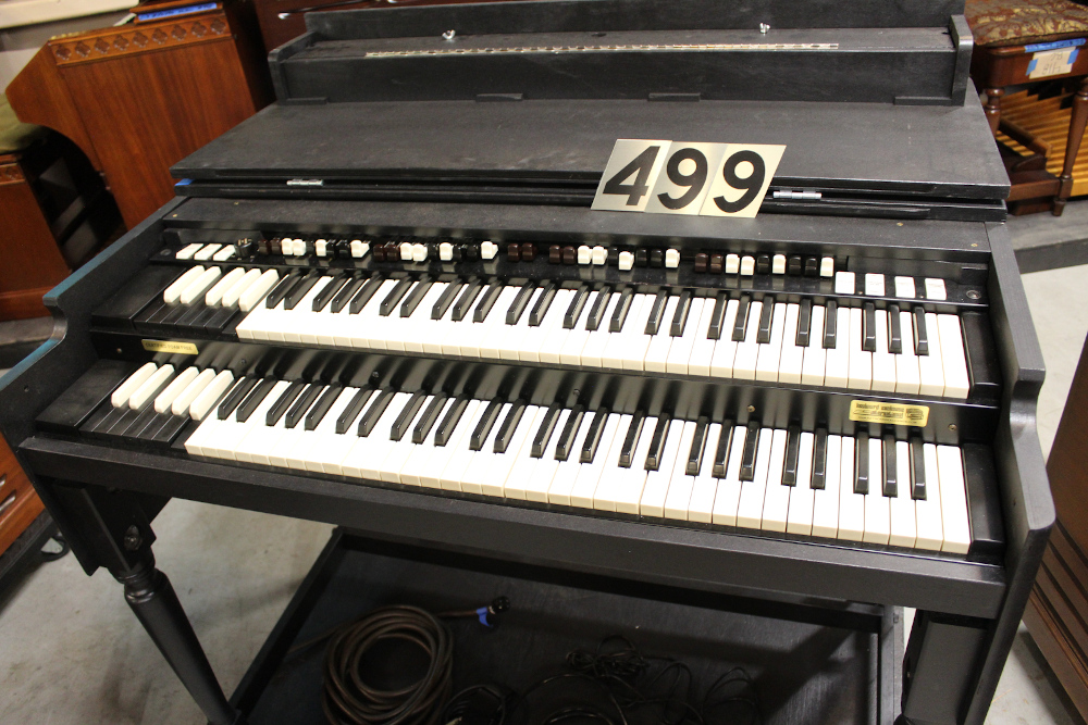 #499 is a road warrior Hammond B-3 with no pedals. This specially designed case is easy for transportation as the legs can be removed. Additionally, the finish is incredibly durable and scratch resistant! Serial #91184