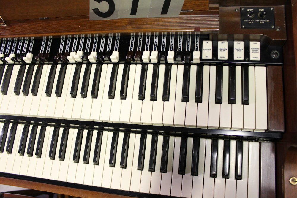 511 is a 1956 Hammond B-3 in a walnut finish. Serial #60061