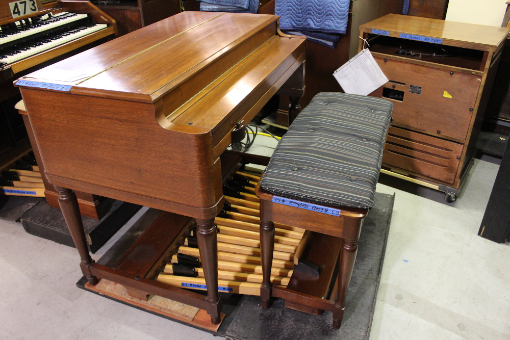 511 is a 1956 Hammond B-3 in a walnut finish. Serial #60061